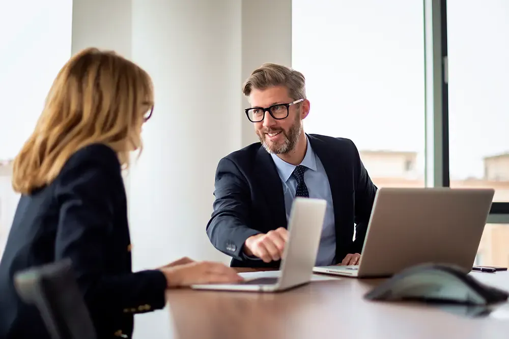 Gesch&auml;ftsmann ber&auml;t Kundin zu Fahrzeug-Gewerbe-Leasing f&uuml;r Selbstst&auml;ndige
