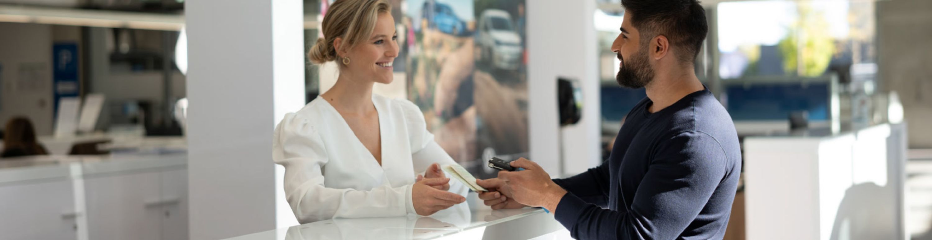 Mitarbeiter im Anzug tritt in Besprechungsraum ein mit einem freundlichen Grinsen &ndash; er ist ein Ansprechpartner Gro&szlig;kundenpartner f&uuml;r ganz Deutschland