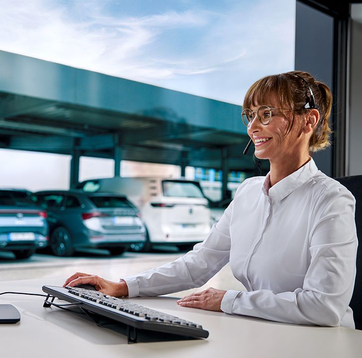 Mitarbeiterin Autohaus am Schreibtisch