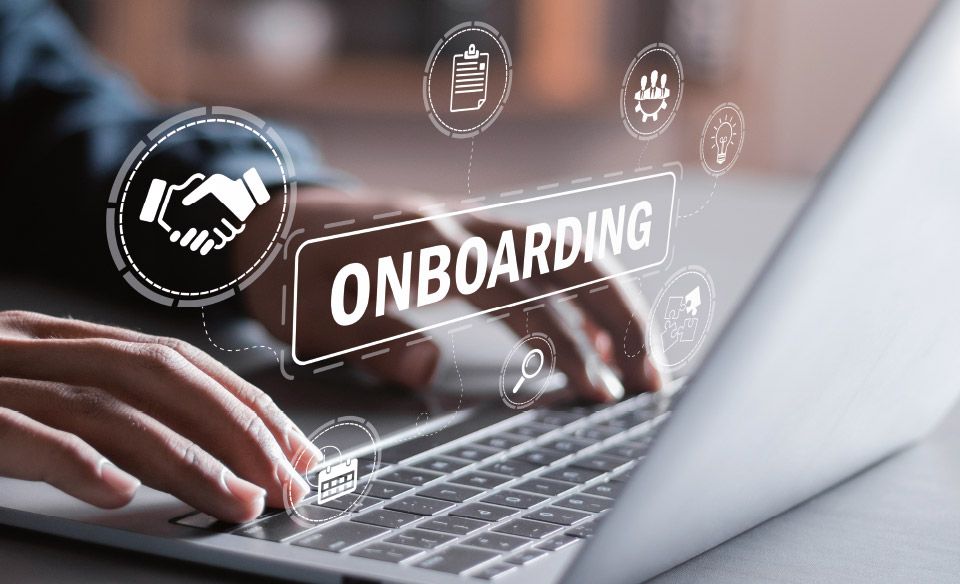 Tastatur Mitarbeiter Hilfe Onboarding Profesionell Fuhrparkmanagementberatung