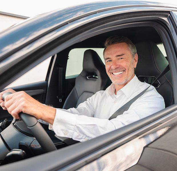 Gesch&auml;ftsmann sind in seinem Gewerbeleasing-Fahrzeug undn freut sich &uuml;ber die guten Gro&szlig;kunden-Konditionen des Volkswagen Konzerns