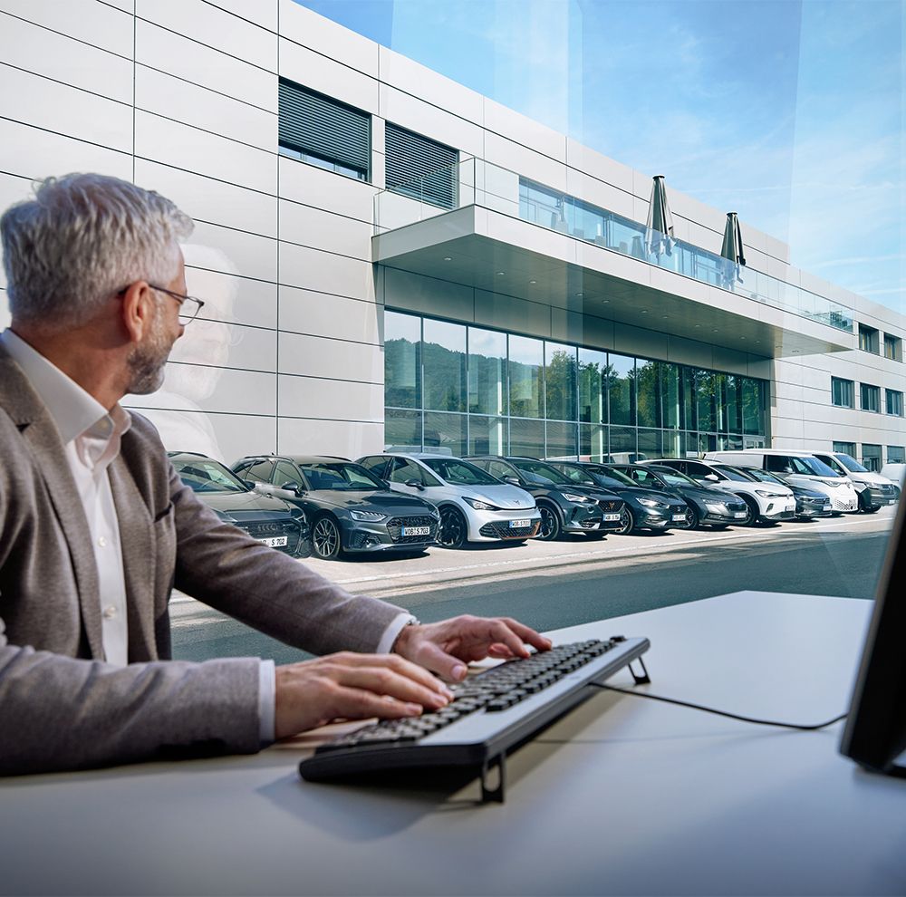 Mitarbeiter am Computer im Autohaus