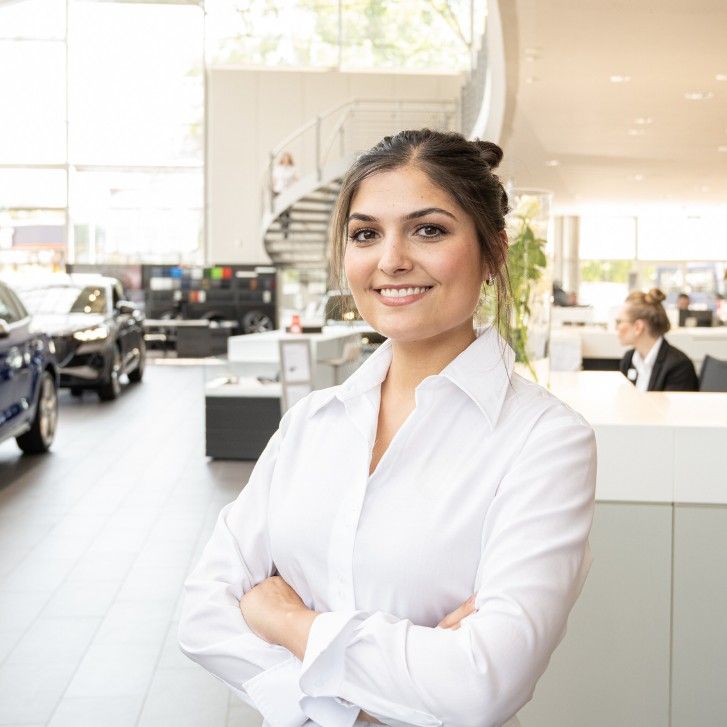 Mitarbeiterin im Autohaus Hannover