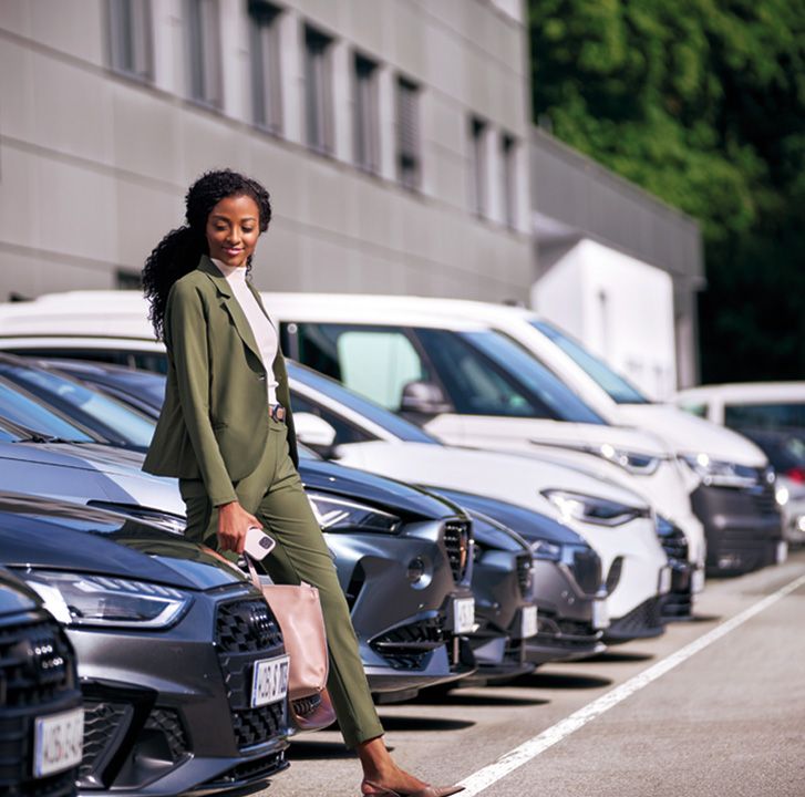 Gesch&auml;ftsfrau im Autohaus